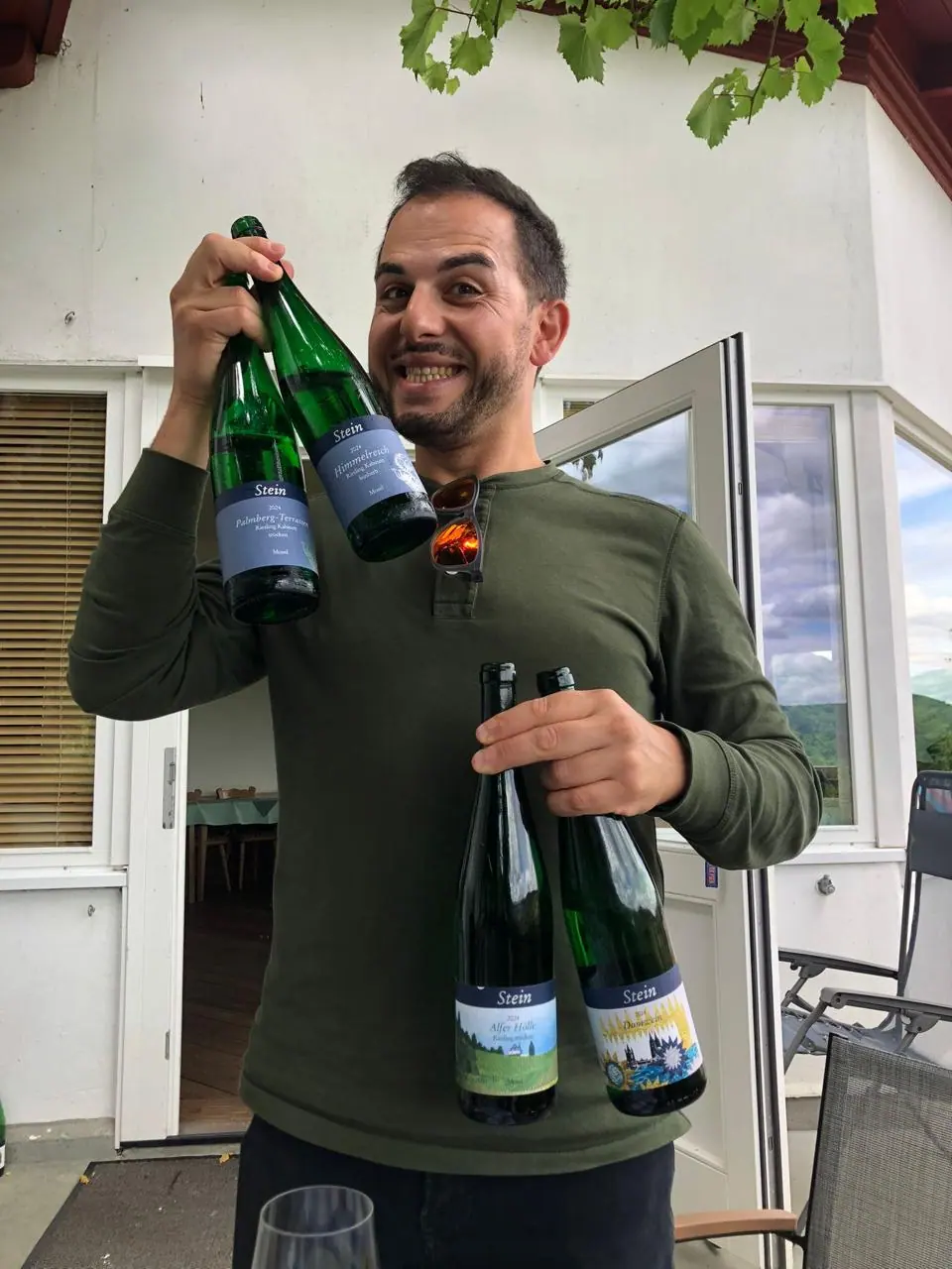 Antonin Aidinian, bouteilles du domaine Stein en main